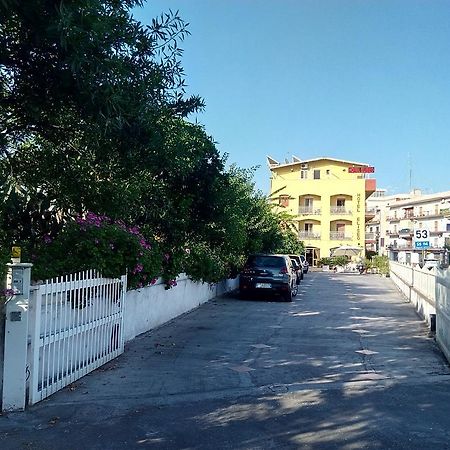 גיארדיני נאקסוס Hotel Eliseo מראה חיצוני תמונה