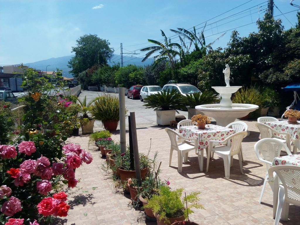 גיארדיני נאקסוס Hotel Eliseo מראה חיצוני תמונה