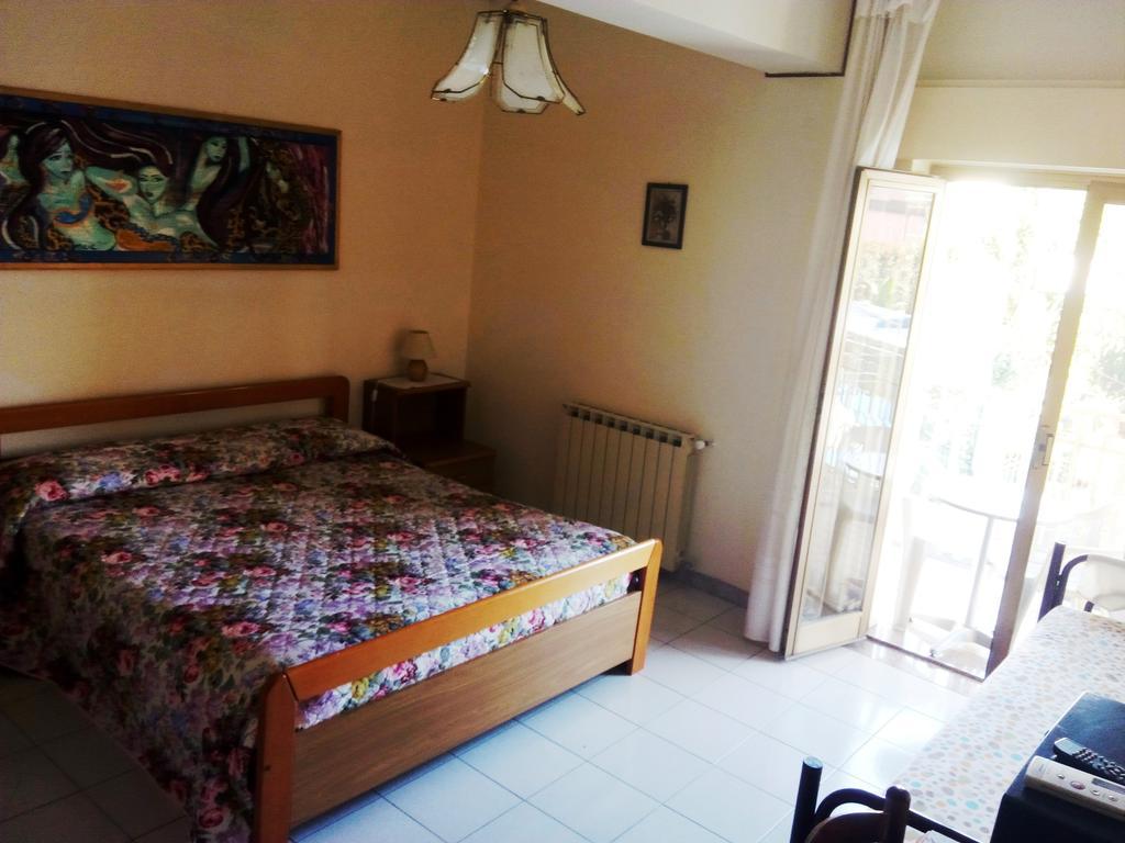 גיארדיני נאקסוס Hotel Eliseo מראה חיצוני תמונה