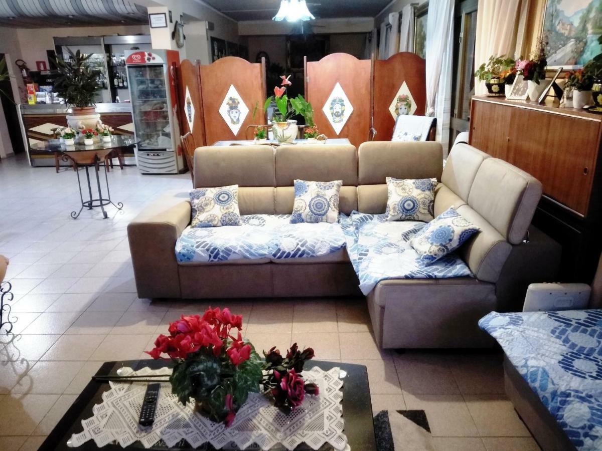 גיארדיני נאקסוס Hotel Eliseo מראה חיצוני תמונה